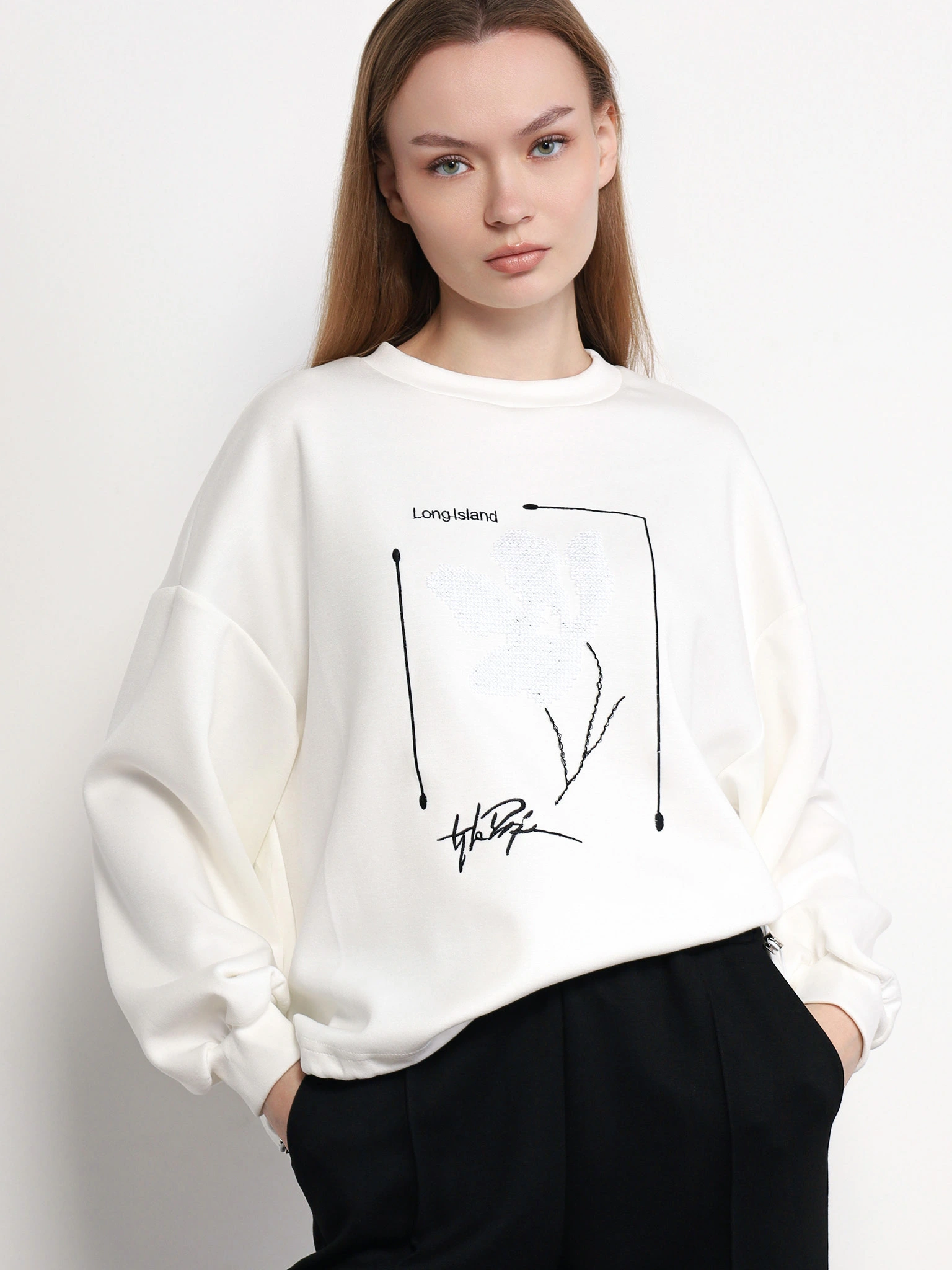 Свитшот белого цвета свободного кроя с декоративной вышивкой